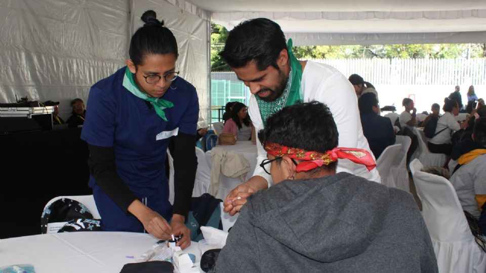 Los pacientes pediátricos aprenden a aplicarse insulina, los cuidados que deben tener para evitar complicaciones y llegar a edad adulta con una vida productiva.