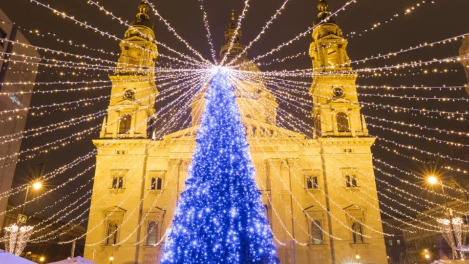 Cada ciudad le impregna sus propias tradiciones a su árbol de Navidad