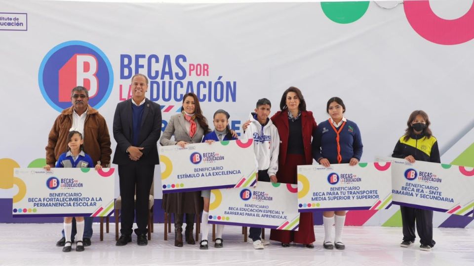 Entrega de becas a estudiantes de Aguascalientes