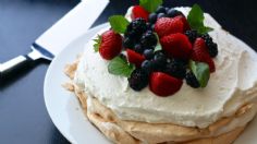 Pavlova de frutos rojos sin azúcar para Navidad; el postre favorito de la aristocracia europea