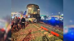 VIDEO | Tren arrolla a taxi que intenta ganarle el paso