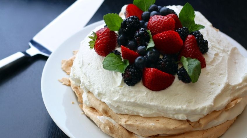 Pavlova de frutos rojos sin azúcar para Navidad; el postre favorito de la aristocracia europea