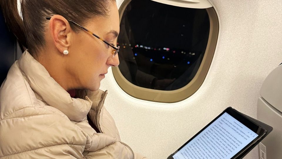 La ex mandataria capitalina leyendo un libro en su viaje de precampaña.