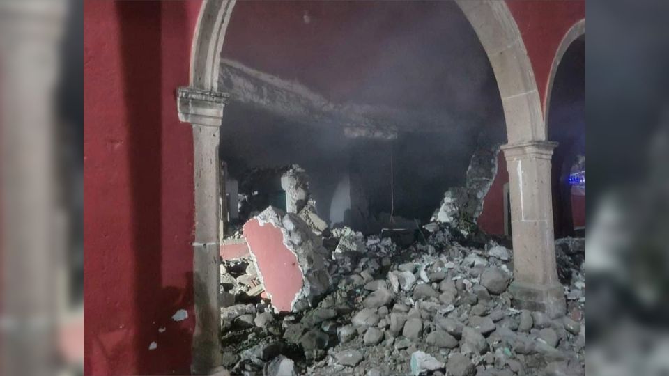 Por lo menos la mitad de la barda de la iglesia fue destrozada por la potencia de la explosión.