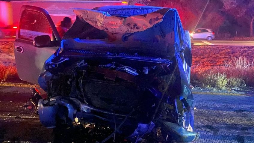 Camioneta en sentido contrario choca de frente al auto en el que iba una familia, hay 5 muertos