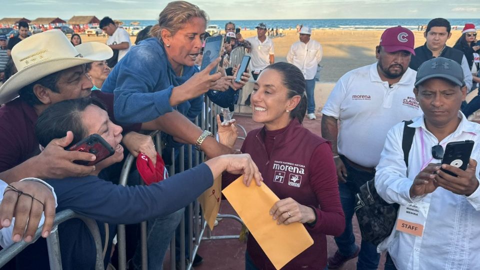 Claudia Sheinbaum visita playa Miramar