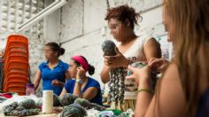 Mujeres en prisión tejen esperanza durante la temporada navideña en el Edomex