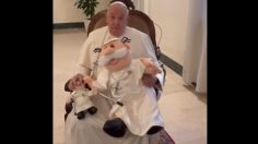 El Papa Francisco presume su peluche del Dr Simi vestido como él y manda emotivo mensaje