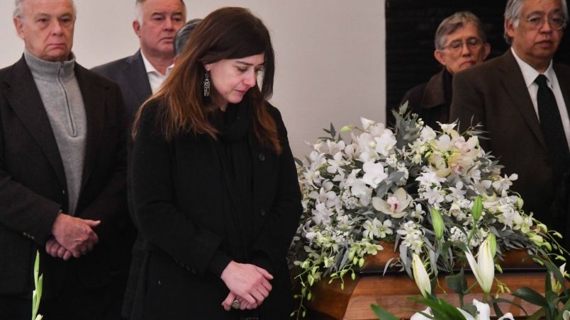 Cecilia y Laura Pacheco, hijas de Cristina Pacheco, periodista y escritora, montan guardia de honor a su madre quién falleció hoy a los 83 años.