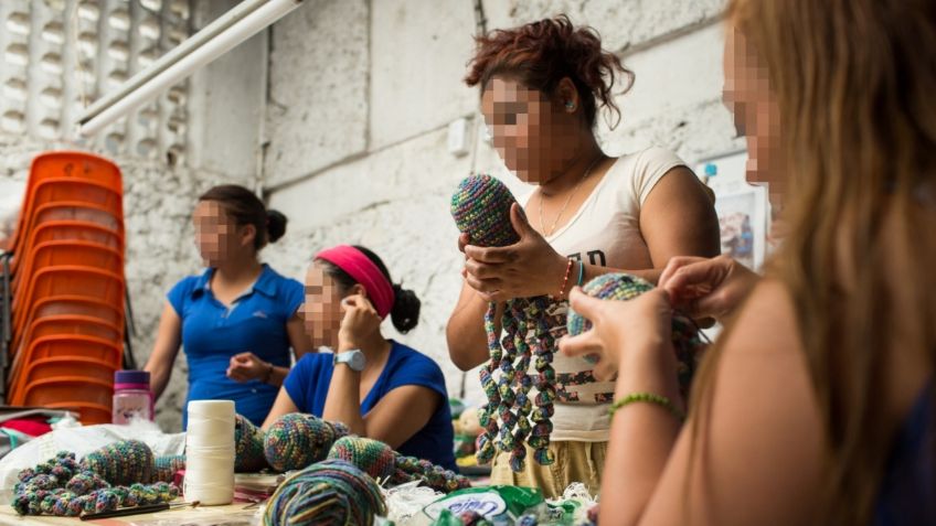 Mujeres en prisión tejen esperanza durante la temporada navideña en el Edomex