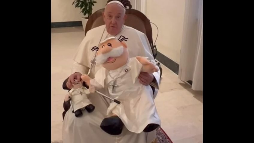 El Papa Francisco presume su peluche del Dr Simi vestido como él y manda emotivo mensaje