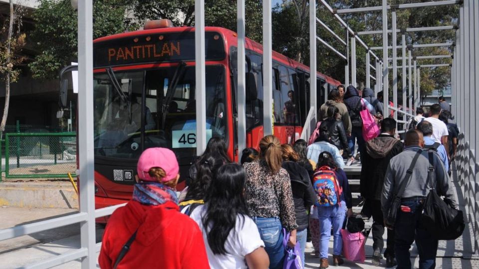 Largas filas de gente se concentran para usar el Metrobús de Pantitlán a Velódromo.