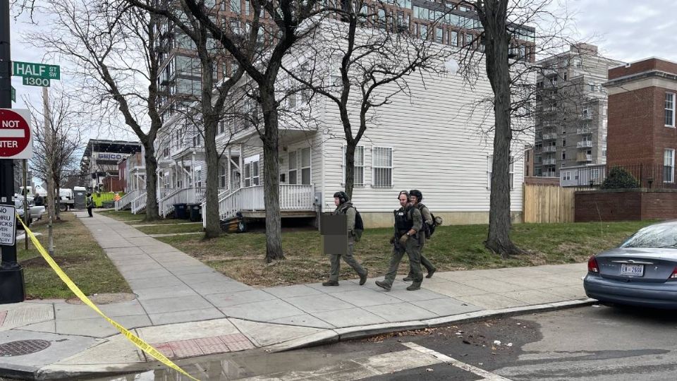 La policía llegó para acordonar la zona y buscan al tirador.