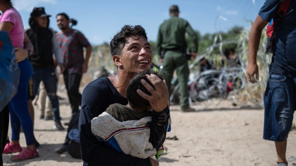 Migrante venezolano junto a su hijo.