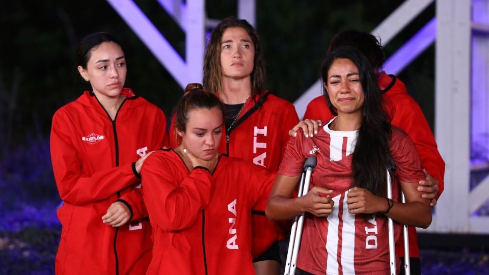 Los competidores del quipo rojo de Exatlón apoyando a su compañera.