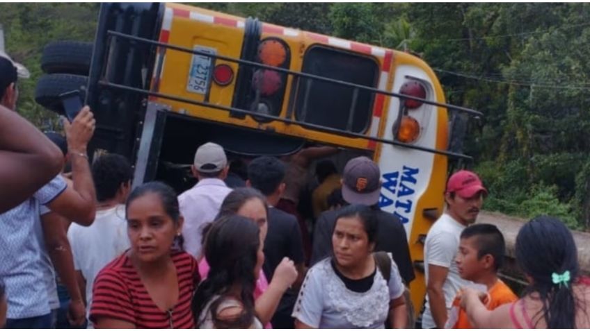 IMÁGENES FUERTES: camión de transporte público derrapa y choca contra un puente en Nicaragua, hay 16 muertos