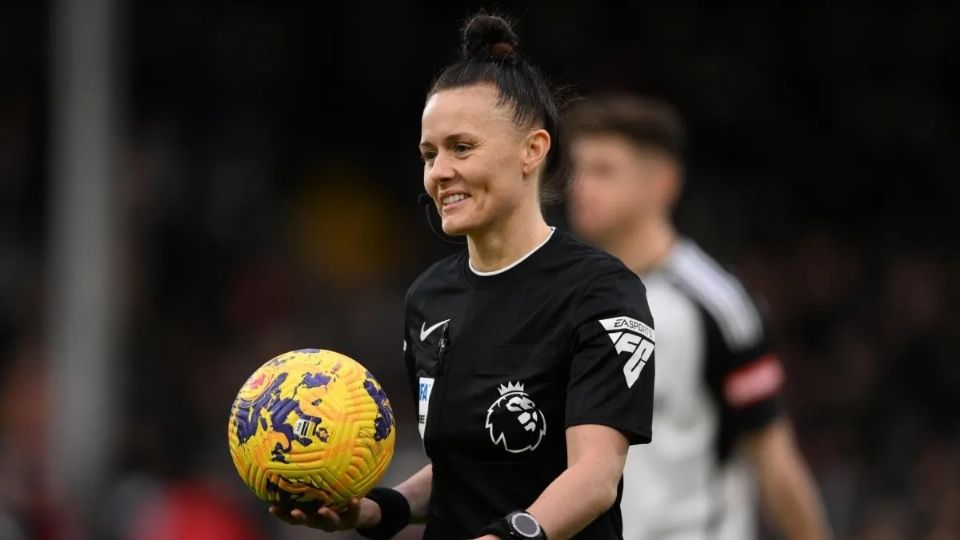 Rebecca Welch, arbitrando un partido

