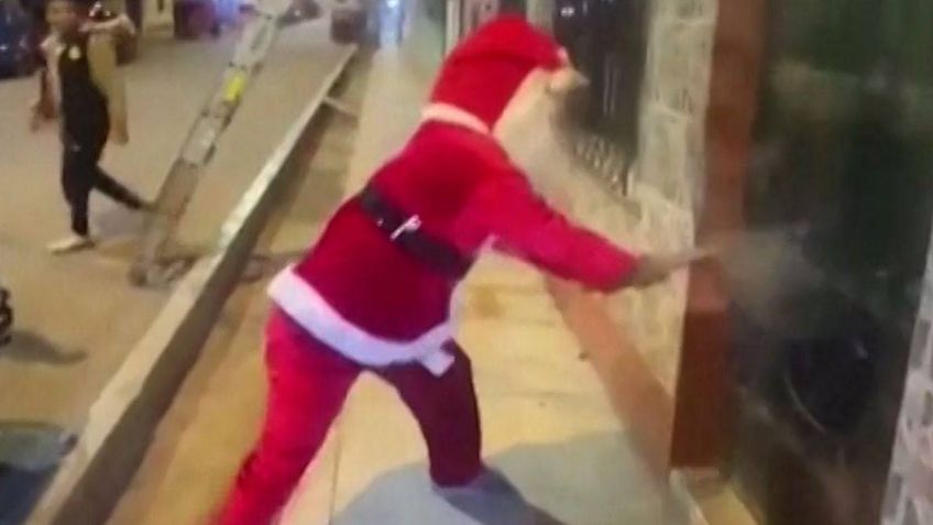 VIDEO: con mazo en mano, Santa Claus captura a dos presuntos narcotraficantes en Perú