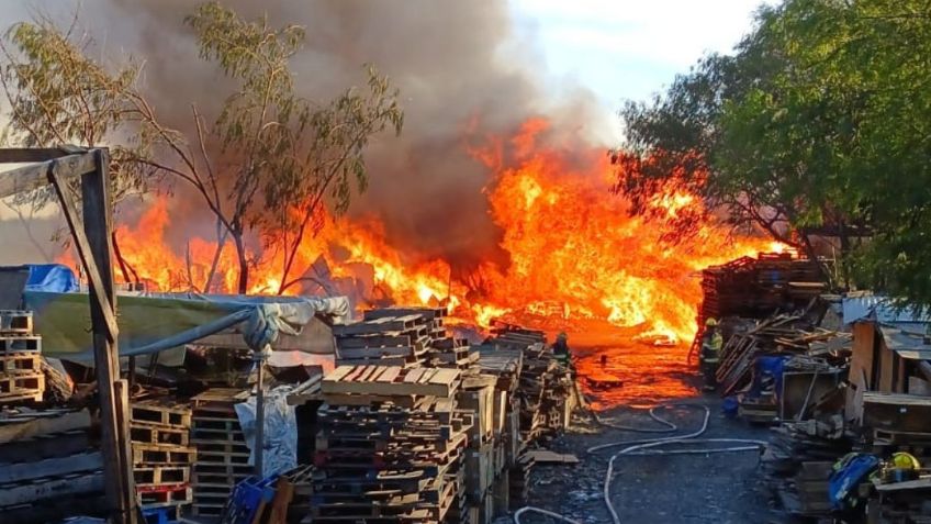 Ahora en Nuevo León, reportan fuerte incendio; llamas consumen moldes de fibra de vidrio y madera