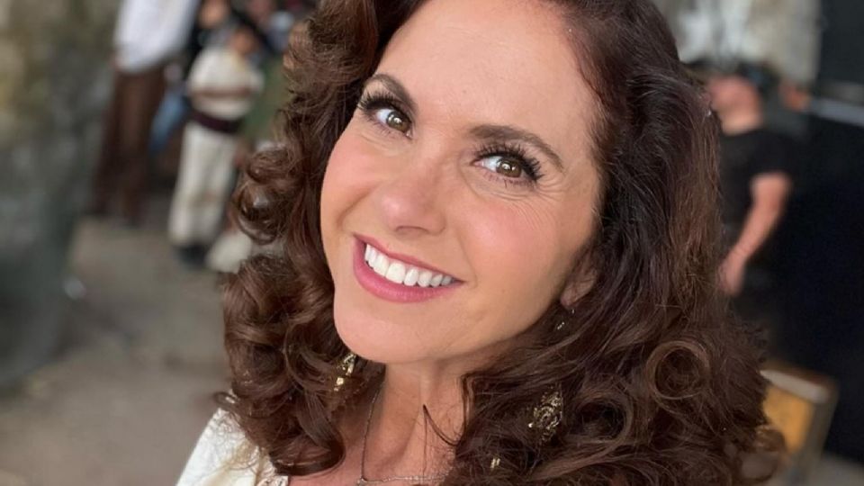 Lucero se suma a la lista de famosas que presumen su amor por la Navidad.