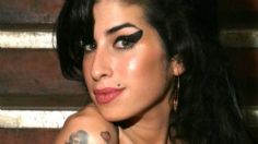 Papá de Amy Winehouse demanda a dos amigas de la cantante por subastar sus cosas