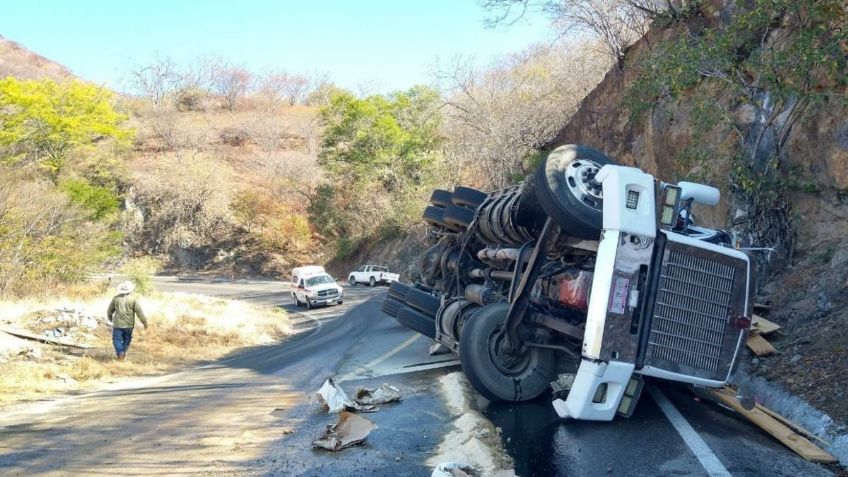 Un tráiler aplasta a otro auto y mata a 3 en la carretera Oaxaca-Istmo