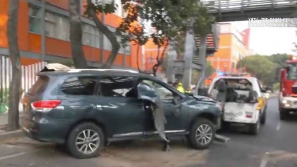 La conductora de la camioneta se impactó en un árbol.