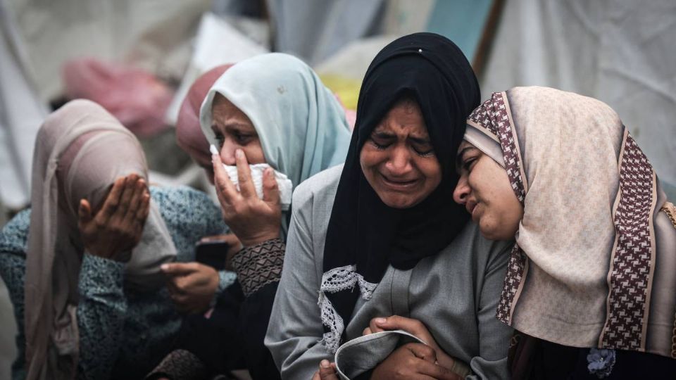 Las familias lloran tras la muerte de sus seres queridos tras el bombardeo en Gaza.