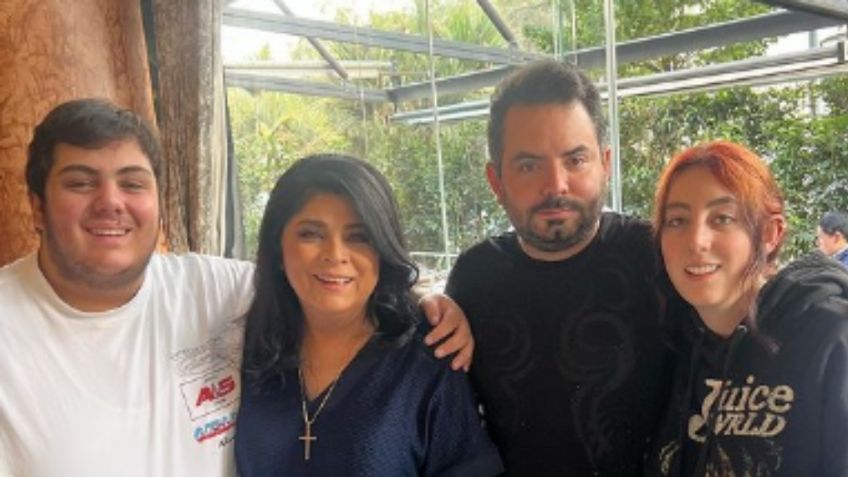 Victoria Ruffo presume postal navideña con su familia y un integrante se roba toda la atención