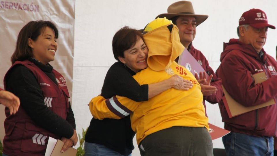 Rosario Robles, titular de Sedema, entregando reconocimientos.