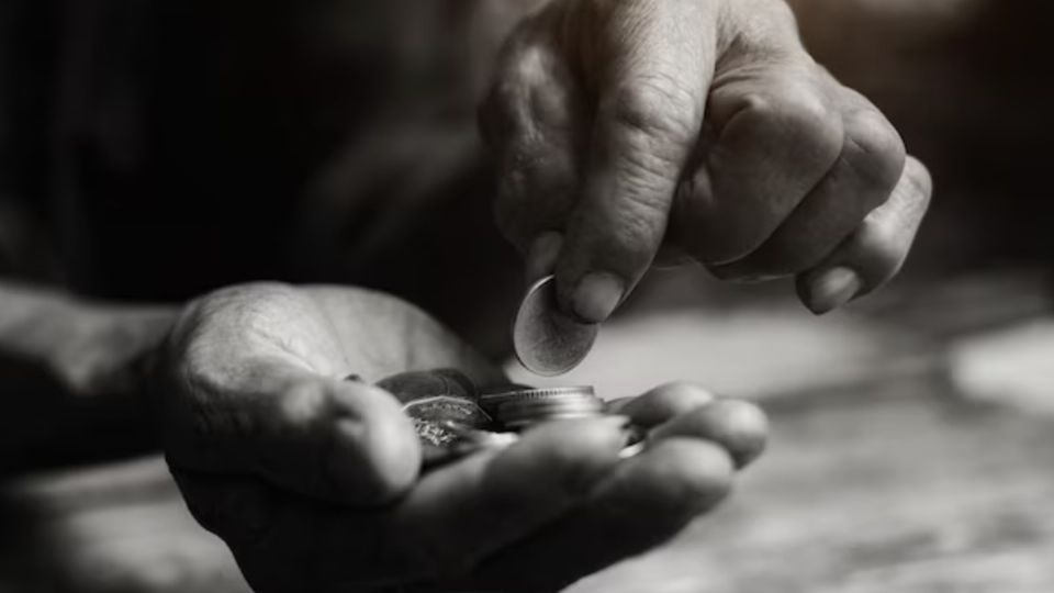 Un señor recoge unas monedas para un taco.