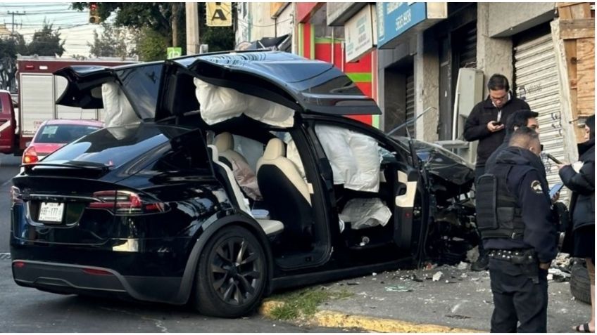 VIDEO: captan el momento exacto en que una camioneta Tesla de millones de pesos se impactó y destroza un negocio