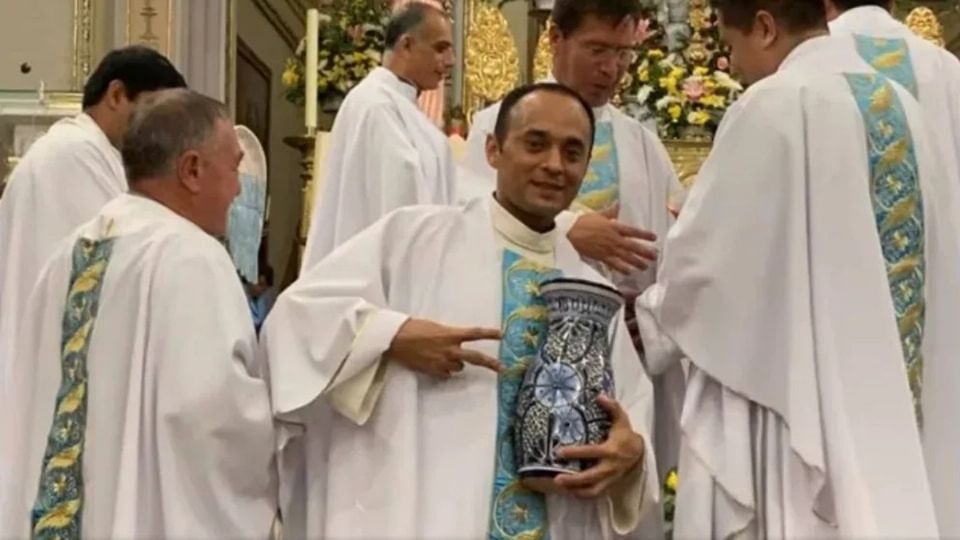 El sacerdote intentaba acercarse a la población más joven.