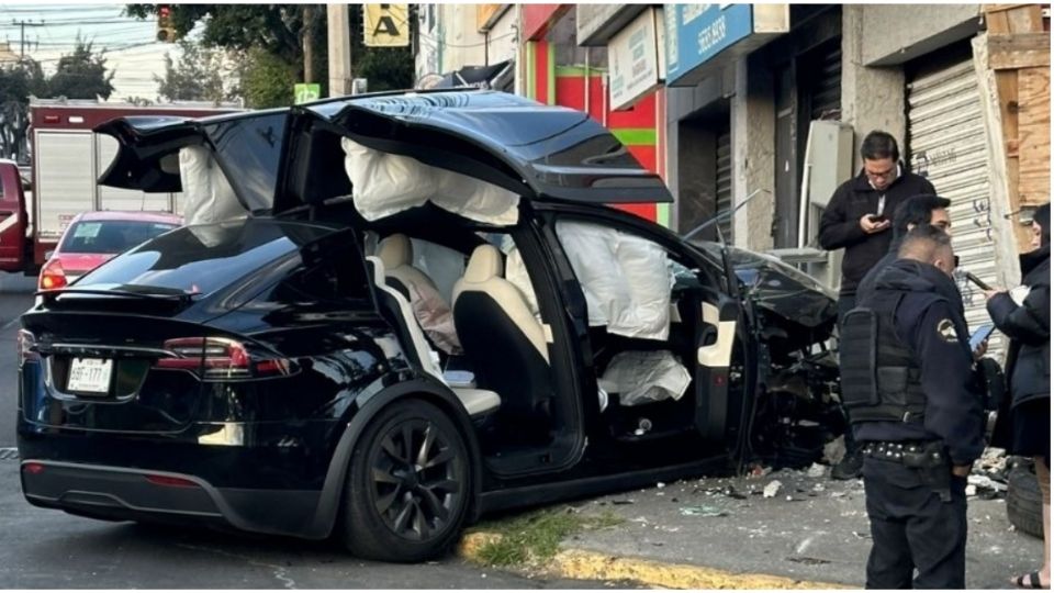 En las imágenes que circularon en redes sociales se observa el vehículo destrozado
