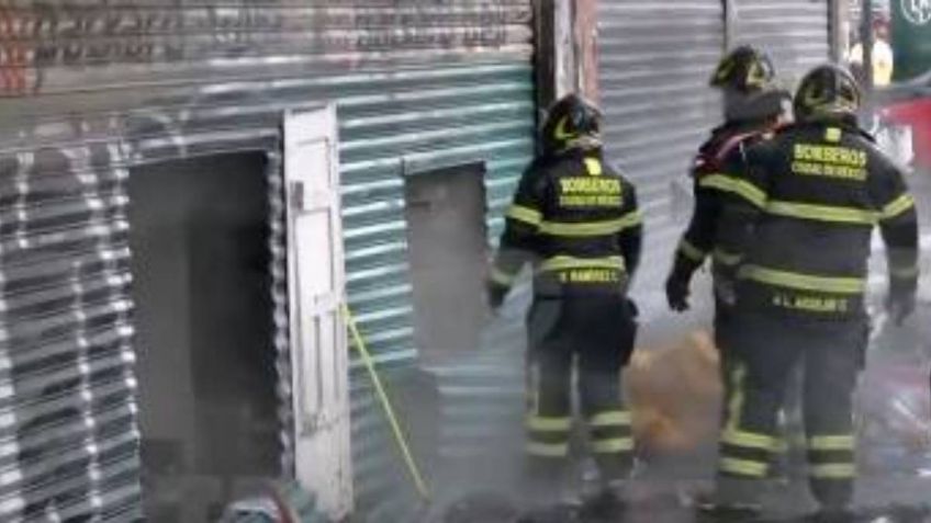 Rescatan a una persona tras incendio en negocio en Anillo de Circunvalación