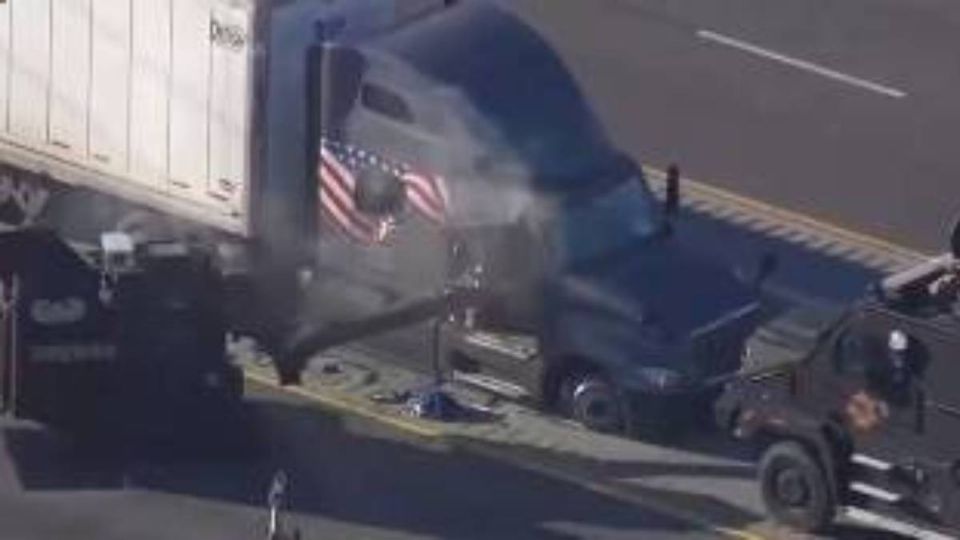 La cabina del tráiler cuando fue destruida por la policía en Texas.