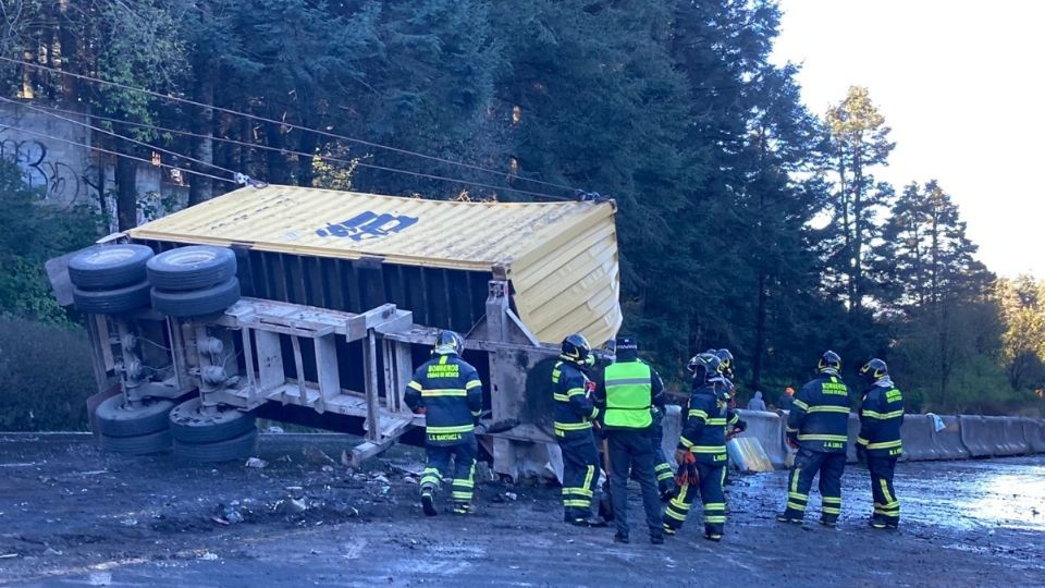 Volcadura de caja de tráiler en carretera México-Toluca