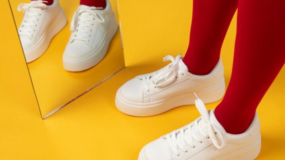 Unos lindos tenis blancos.