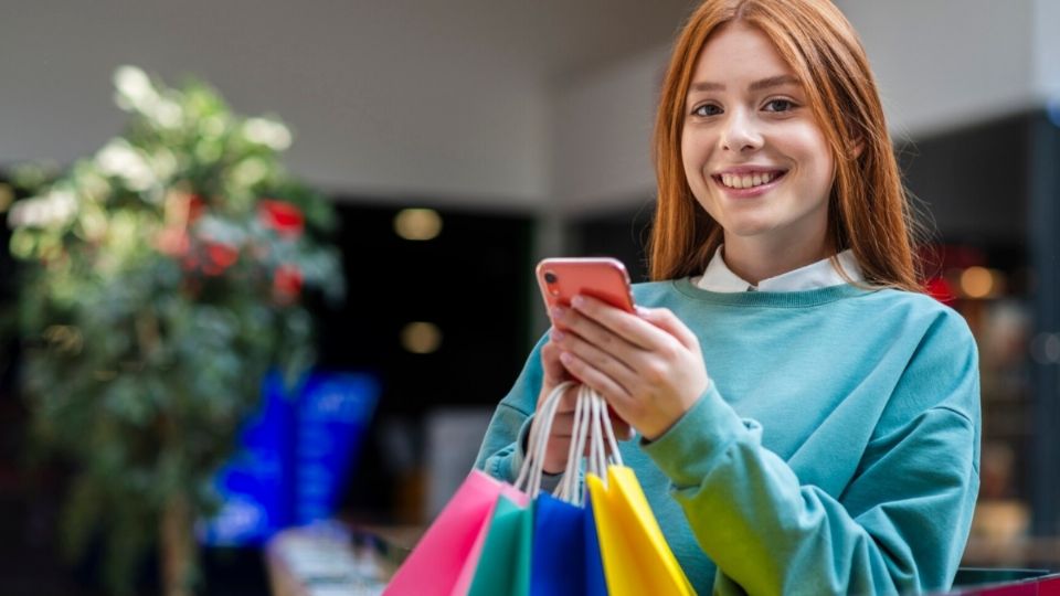 Una chica se la pasa de compras en un Centro Comercial.