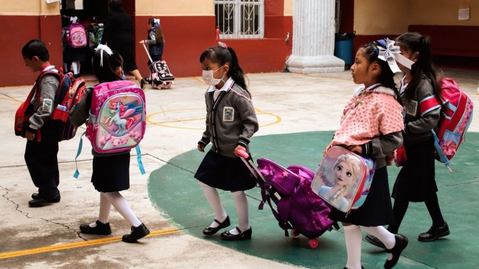 Las y los alumnos regresan a clases el 8 de enero de 2024.