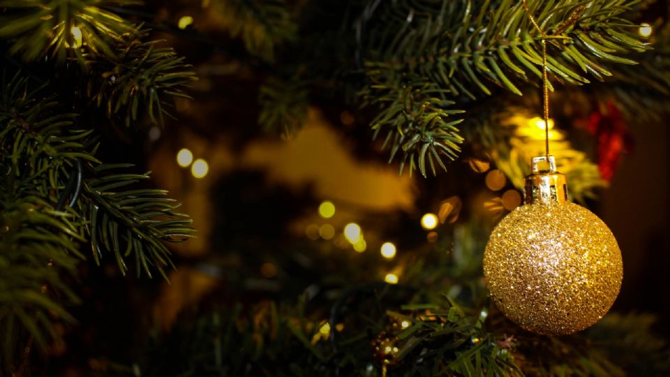 El árbol de Navidad es el centro de las decoraciones de temporada.