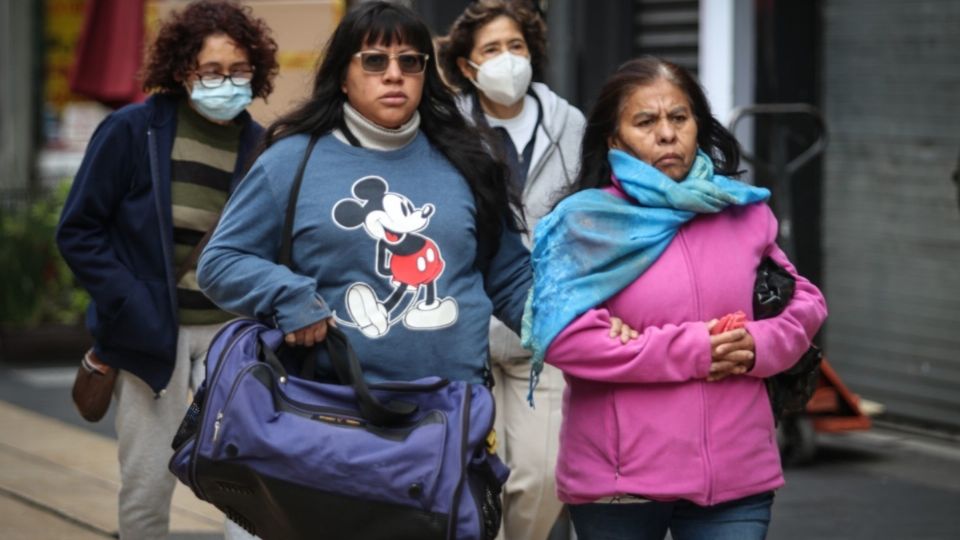 Las autoridades de la CDMX recomiendan usar tres capas de ropa y vacunarse contra la influenza.