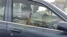 Niño de 6 años al volante: Un papá deja manejar a su hijo cerca de la Central de Abastos | VIDEO