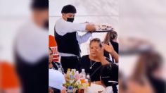 Mi primera chamba: mesero derrama comida sobre una invitada durante una fiesta familiar | VIDEO