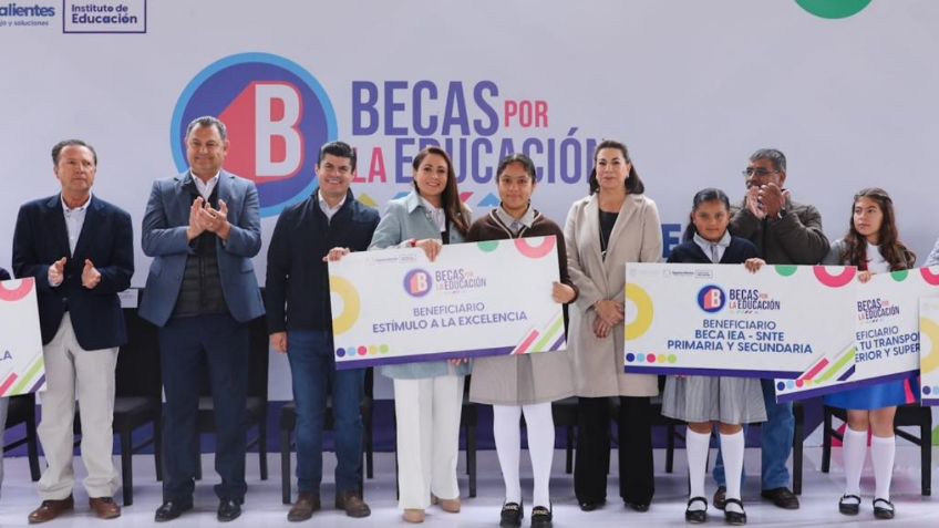 Tere Jiménez continúa con la entrega de becas a estudiantes de Aguascalientes