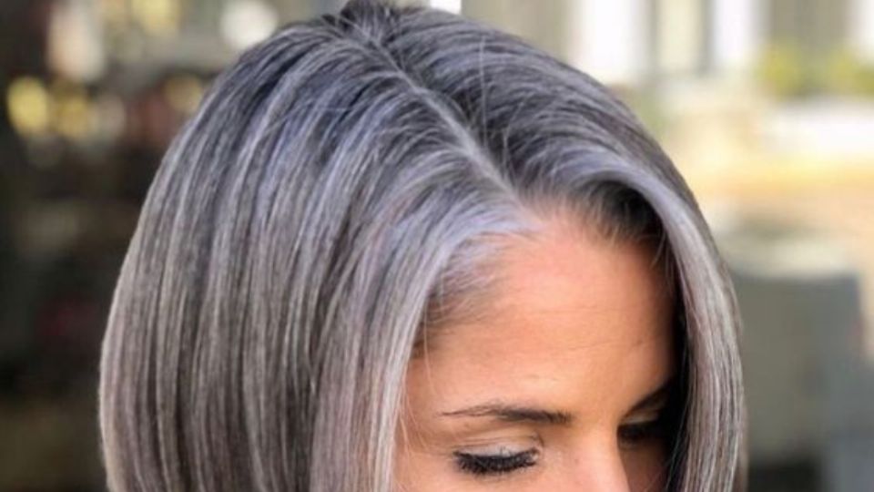 Descubre la mejor forma de realizar la transición al cabello blanco de manera natural