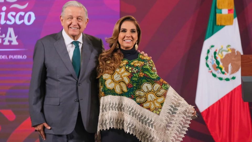 La gobernadora Mara Lezama vistió en la conferencia de prensa del presidente López Obrador un traje hecho por artesanas de la comunidad de Yoactún, Quintana Roo