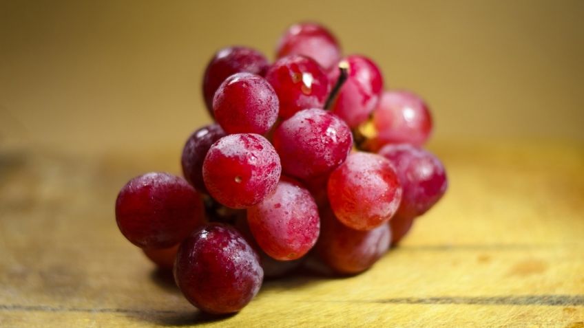 Cultiva uvas en casa, sólo necesitas un plátano