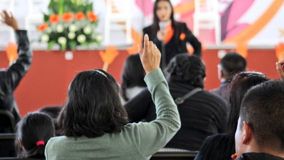 Las autoridades capitalinas realizan campañas para dar a conocer los programas de protección a mujeres.