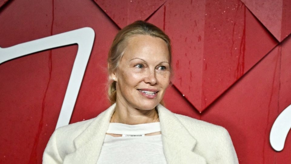 Pamela Anderson sorprende al lucir radiante sin una gota de maquillaje